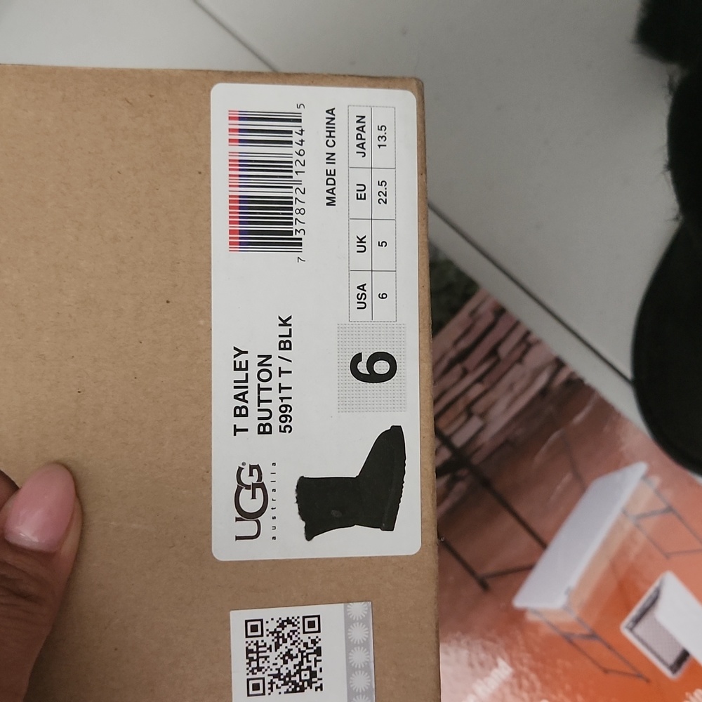 UGG - Picture 2 of 3